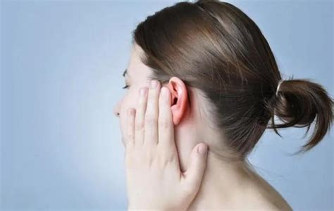 左耳癢是什麼意思
